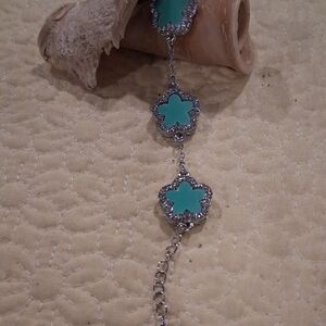 SILVERTONE & PISTACHIO CLOVER BRACELET